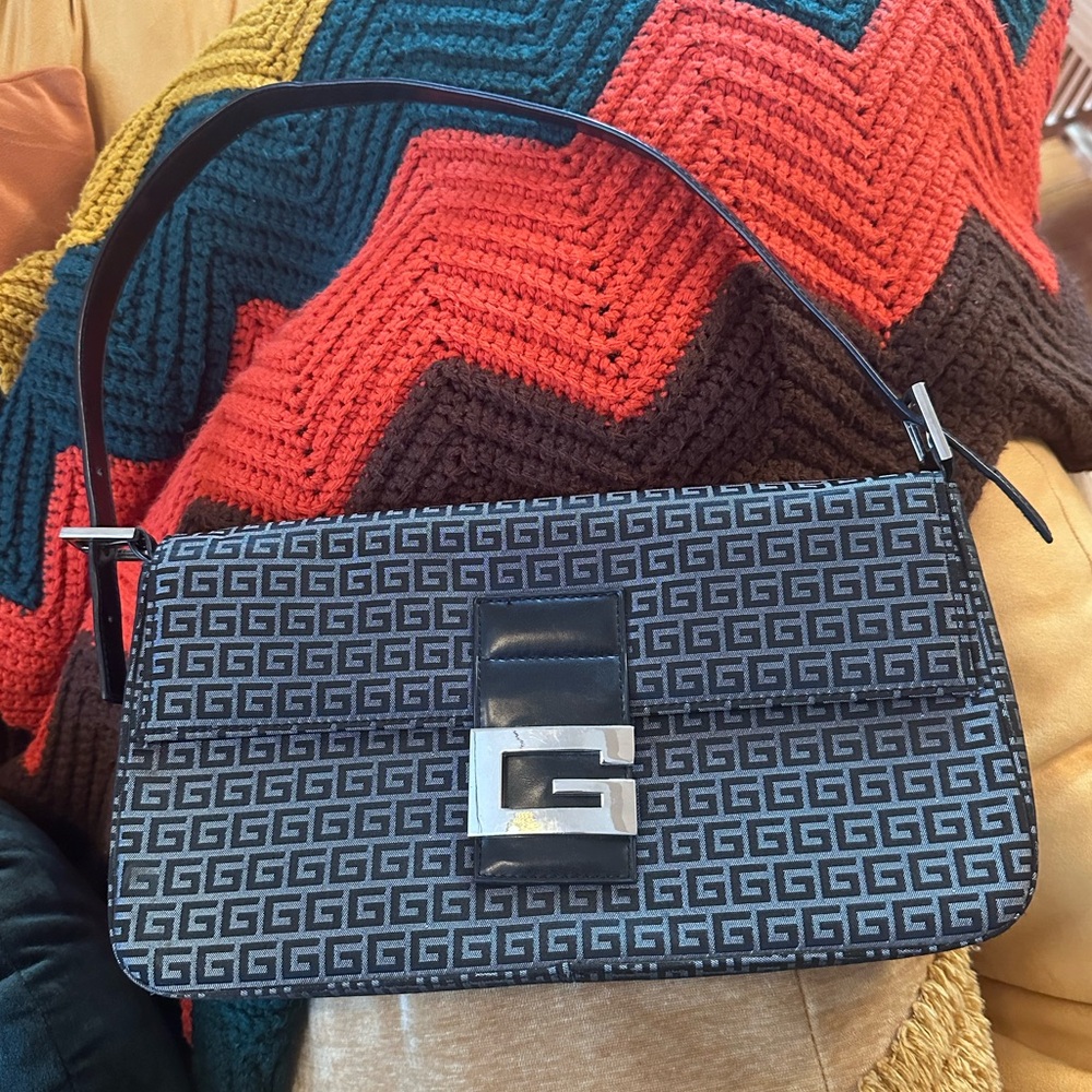 Black shoulder bag with iconic GG monogram
